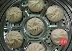 Illustration of how to make steamed buns with vegetables and meat 12