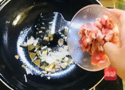 Illustration of how to make mushrooms, pork belly, beans and black rice stir-fried 4