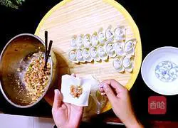 Illustration of how to make fresh meat wontons 7