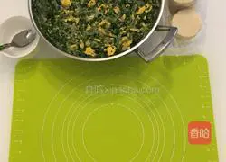 Illustration of how to make leek, egg and vermicelli dumplings 5