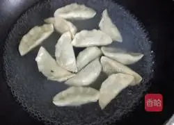 Illustration of how to make leek, egg and shrimp skin dumplings 7