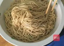 Illustration of how to make noodles with scallion oil and poached eggs 7