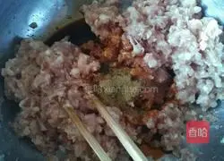 Illustration of how to make pork and leek dumplings 2