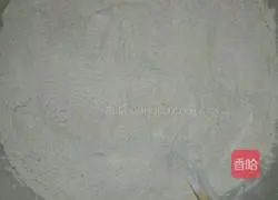 Illustration of how to make small hedgehog steamed buns with black rice noodles 1