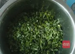 Illustration of how to make leek, egg and shrimp dumplings 9