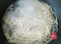 Illustration of how to make noodles with scallion oil 9