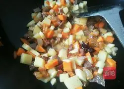 Illustration of how to make braised rice with bacon and potatoes 8