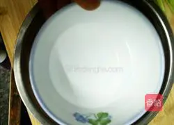 Illustration of how to make pork and coriander wonton stuffing 7