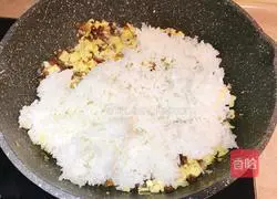 Illustration of how to make scallop and egg fried rice 15