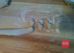 Illustration of how to make eggplant stuffed dumplings 9