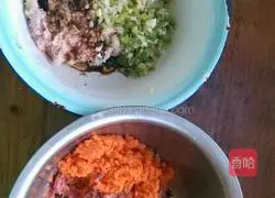 Illustration of how to make dumplings with beef carrot filling and pork and mushroom filling 2