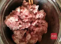 Illustration of how to make celery and pork dumplings 1