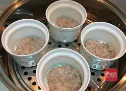 Illustration of how to make egg and meat cake soup 3