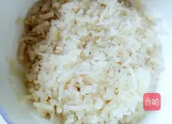 Illustration of how to make leek and egg vermicelli dumpling filling 4