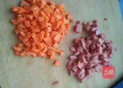 Illustration of how to make radish, ham and egg fried rice 1