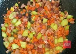 Illustration of how to make seaweed-wrapped fried rice 6