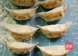 Illustration of how to make leek, egg and shrimp skin dumplings 6