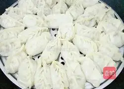 Illustration of how to make leek meat dumplings 10