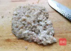 Illustration of how to make purslane pork skin bun stuffing 4