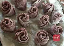 Illustration of how to make rose steamed buns 1