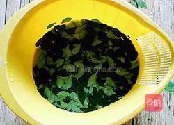 Illustration of how to make pepper leaf pancakes 2