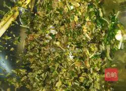 Illustration of how to make pork, fungus, cabbage and vermicelli buns 3