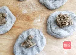 Illustration of how to make steamed buns with black rice noodles and mung bean paste 5