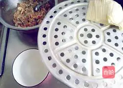 Illustration of how to make wontons 1