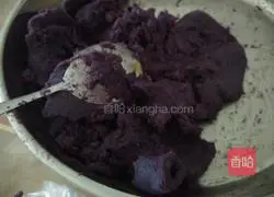 Illustration of how to make egg cake and purple potato stuffed rice with meat filling 8