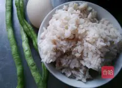Illustration of how to make fried rice with beans and eggs 1