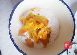 Illustration of how to make pumpkin butterfly steamed buns 1