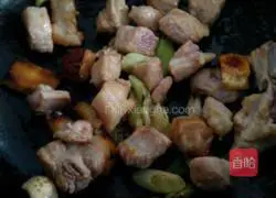 Illustration of how to make potato and pork belly braised rice 1