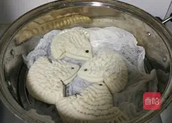 Illustration of how to make small fish steamed buns 11