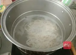 Illustration of how to make noodles with shredded pork and dried green pepper 3