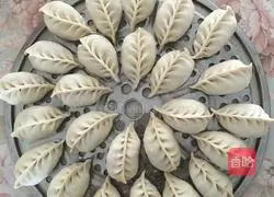 Illustration of how to make dumplings with vegetarian fillings 6