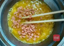 Illustration of how to make leftover rice and egg pancakes 3