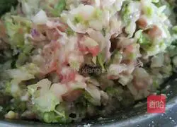 Illustration of how to make pork and cabbage dumpling stuffing 20