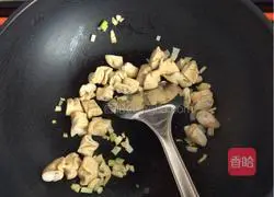 Illustration of how to make green pepper and sausage noodles 2