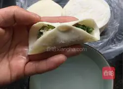 Illustration of how to make leek and meat dumplings 8