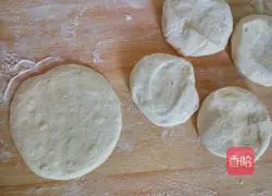 Illustration of how to make pork and green onion stuffed buns 12