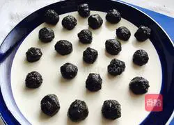small Illustration of how to make pork and sesame glutinous rice balls 4
