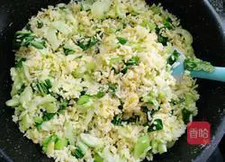Illustration of how to make fried rice with cucumber, green vegetables and eggs 11