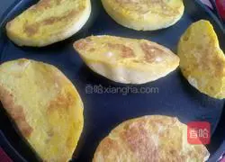 Illustration of how to make golden egg steamed bun slices 7