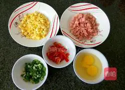 Illustration of how to make corn and ham fried rice 2
