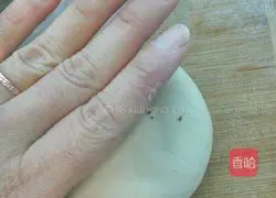 Illustration of how to make black sesame and red bean paste pie 6