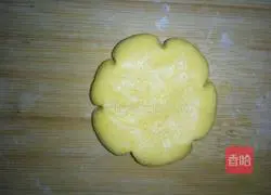 Illustration of how to make flower-shaped pumpkin cake 7