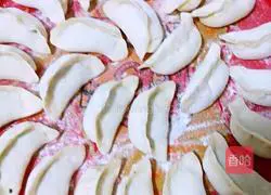 Illustration of how to make dumplings filled with leek, fungus, egg vermicelli and vermicelli 3