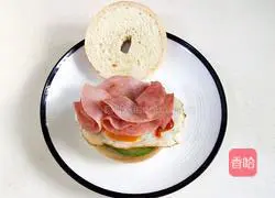Illustration of how to make bagel burger 19