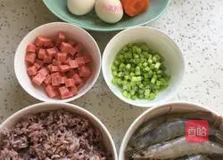 Illustration of how to make shrimp and ham fried rice 1