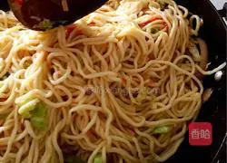 Illustration of how to make fried egg noodles 7